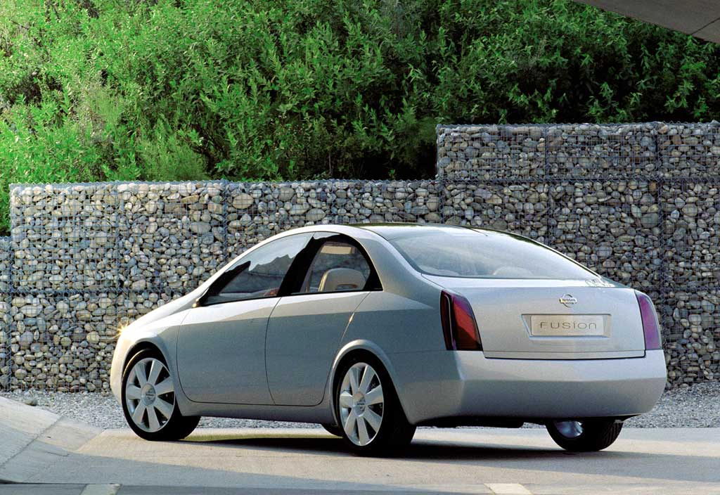 Nissan Fusion 2000 003.jpg